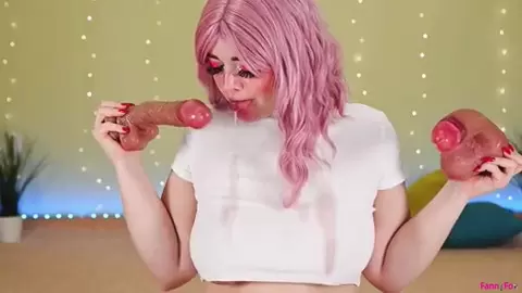 左手右手各一个大假屌 深喉口爆口水弄得T恤都湿了