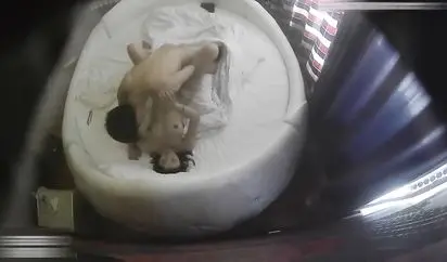 精品情趣酒店圆床偷拍年轻情侣开房啪啪床的各个方向都玩了一遍