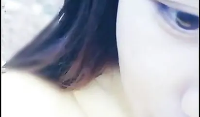 没长几根毛的吃货女主播和小车司机湖边准备野战特殊原因没有成事
