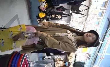 偷拍大師商場尾隨偷拍幾個美女裙底風光 寬松胸衣姿色少婦雜亂的陰毛從微透蕾絲白內鑽出來