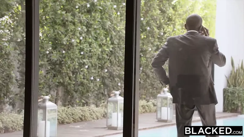 Blacked Nicole Aniston 在她身上被包夾