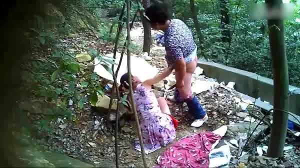小树林野战系列颜值还不错的连衣裙小姐在这么恶劣的环境下居然玩了几个经典的招式哥