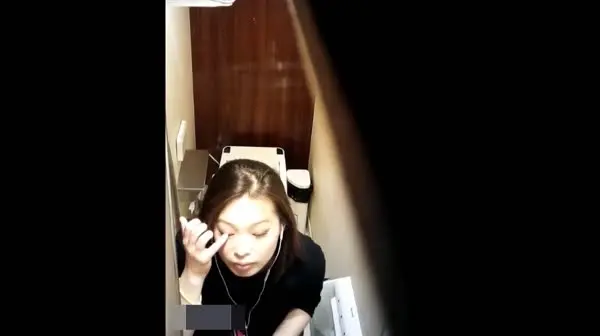 公司餐厅卫生间盗录各式白领同事如厕-戴耳机的美女要来大姨妈了完事还补妆