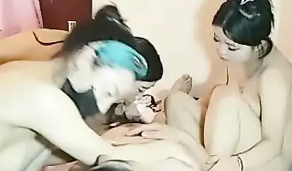 路边野鸡店的三飞服务第四季 露脸又舔奶头又吃鸡巴还有陪聊的 帝王享受骚逼馒头特写自慰淫水很多