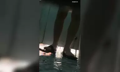 海邊隔板浴室偷窺各種小姐姐11