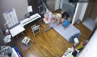家庭网络摄像头TP妹子练完琴和男友手机视频自慰给对方看