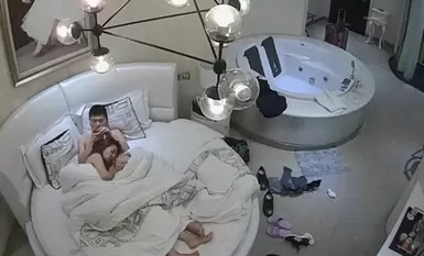 360酒店摄像头偷拍-美女刚进门就迫不急待热吻上床啪啪