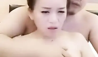 粉嫩娇小美女主播和样子猥琐的胖哥粉丝开房啪啪那包皮小鸡巴满足不了女主播