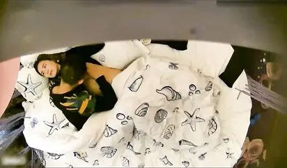 一对偷情的中年男女在钟点房干柴烈火激烈啪啪 男的正要发起冲刺突然抬头发现摄像头瞬间萎缩