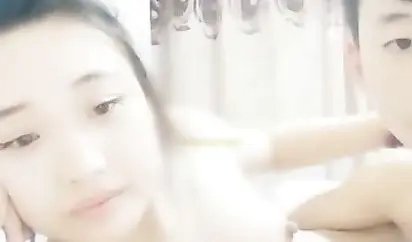 两个90后小情侣刚发育成熟就出来直播啪啪赚钱小伙鸡巴还挺大的