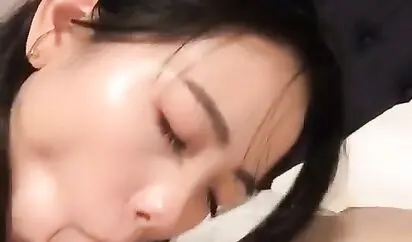 眼镜富二代重金约啪高颜值网红美少女超惹火的内裤太诱人激情69轻SM肉棒进去抽送几下就淫水泛滥