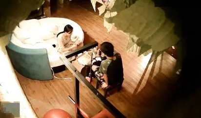 精品酒店蓝色圆床偷拍眼镜哥带了不少吃的探望异地读书的女友刚吃饱就玩六九香肠的味道如何