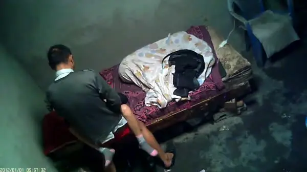 棚户区炮房红裤头大叔泄火嫖个年龄不大的鸡妹性欲过度硬度不够想要舔逼被拒绝了软磨硬泡还是舔了妹子被干哭了