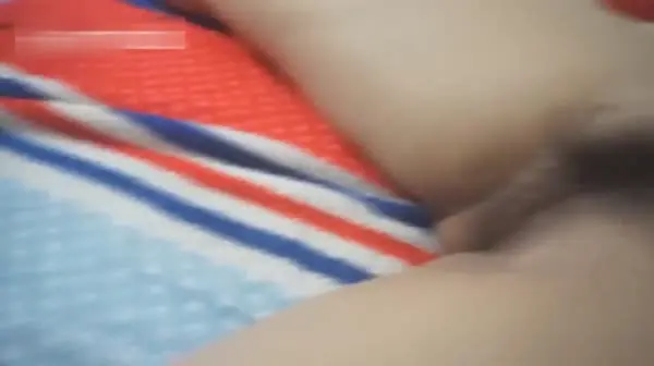 中午弄醒正在午睡中的护校小女友啪啪 刚破处没多久小逼紧紧的有些腼腆不好意思露脸