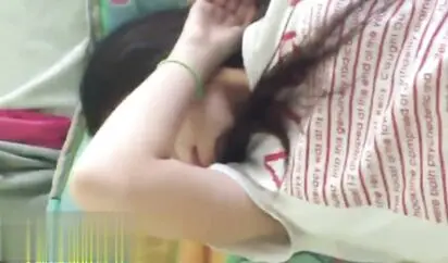 白天在家啪啪小女友 她害羞遮住脸不让拍 插了两下就开始呻吟了 车灯不错很闪亮