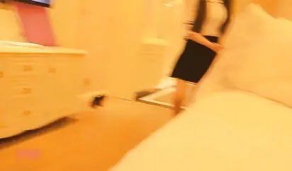 大屌哥1000元选了位刚来兼职的漂亮美女 还会倒挂金钩 第二次干到最后偷偷把套子拿掉射她一身