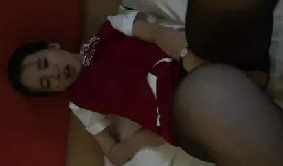 年轻漂亮的美女空姐和男友先对着镜子边操边拍 又在床上用道具震她干的大叫：使劲操我 插我小骚逼