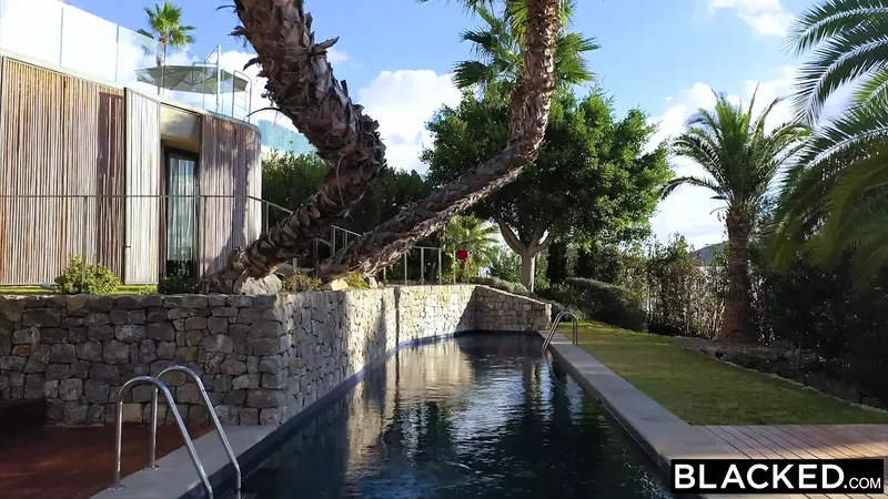 貪得無厭的艾拉無法控制自己