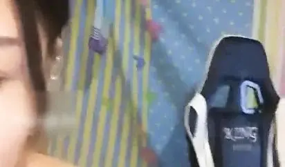 蜜儿夫妻8月新作 半夜在家直播时诱导会员送礼物说:把你们的礼物走走我就好好干.结果累得蜜儿说让我歇会在干 真心漂亮