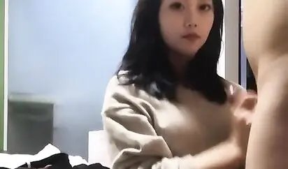 新人大一妹子的3P 有钱大哥玩弄风骚小太妹 露脸给大哥口交 AV式激情爆草各种姿势蹂躏刺激