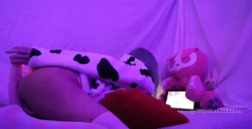 当父母在家时 红头发的青少年手淫与振动器观看女同性恋无尽