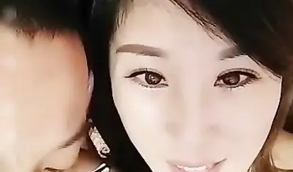 奶子圆润坚挺的气质范白领美女放假为赚外快和老公家中直播啪啪 有人受不了出高价钱要去干他老婆