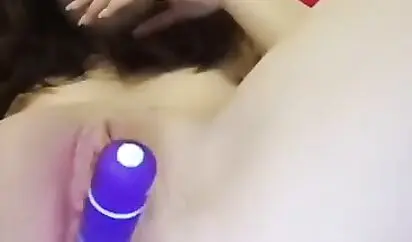 你的小可爱露脸学妹制服黑丝诱惑 道具玩弄骚逼看着真刺激 叫声骚水又多自己还舔淫水 样子好淫荡特别招草