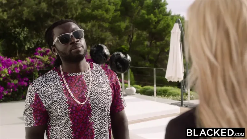 被塗黑的房地產經紀人 Lexi Belle 無法抗拒