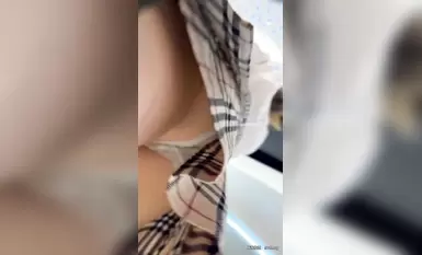 大神尾隨偷拍美女裙底風光 短裙JK靚女專心和朋友聊天蕾絲騷窄內