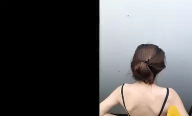 海邊隔板浴室偷窺各種小姐姐 撒尿沖涼換衣服 被發現還繼續拍(18)