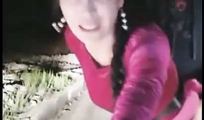 大半夜开着车灯和粉丝炮友路边野战冷得直哆嗦张望附近有没有人路过