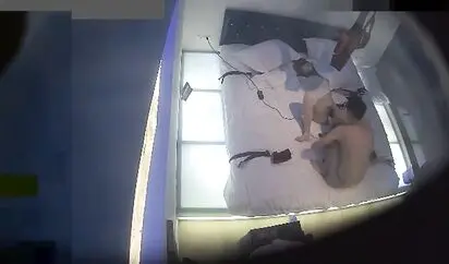 大学生放假了眼镜妹穿着肚兜和男朋友开房玩刺激的哈哈还带了不少装备啊真会玩