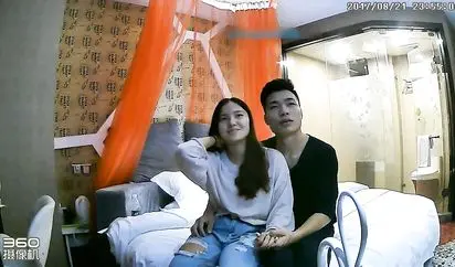 浪漫复古主题宾馆苗条气质漂亮美女与肌肉男开房啪啪啪先吃点KFC洗个鸳鸯浴床上换着花样爱爱有对白