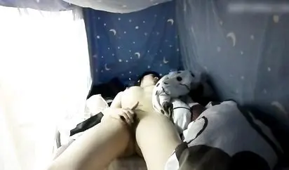 大学生美眉躲在学生宿舍蚊帐内偷偷自拍自慰视频参加什么所谓艺校网络招聘