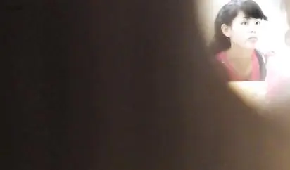 国内牛人潜入商场厕所从隔板下面侧拍美女嘘嘘2