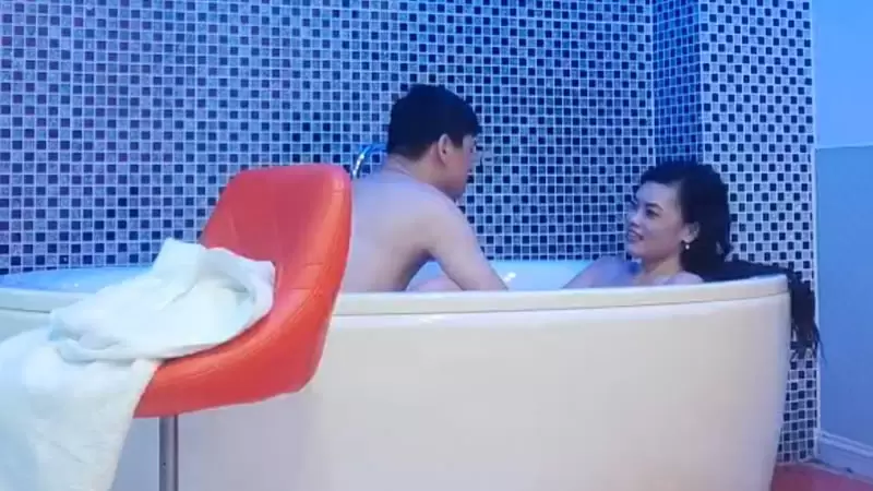 网聊良家少妇奔现约炮 爱情故事 从床上玩到浴室 多体位蹂躏抽插 搞的少妇高潮迭起浪叫不断刺激