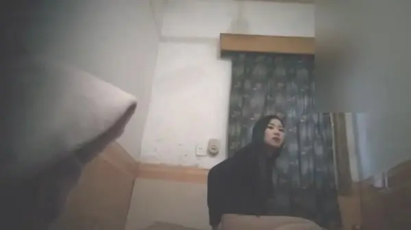 嫖妓达人真走运出租屋操了位高颜值漂亮良家楼凤美女 可能干的有点太猛了 美女说:感觉你有点变态