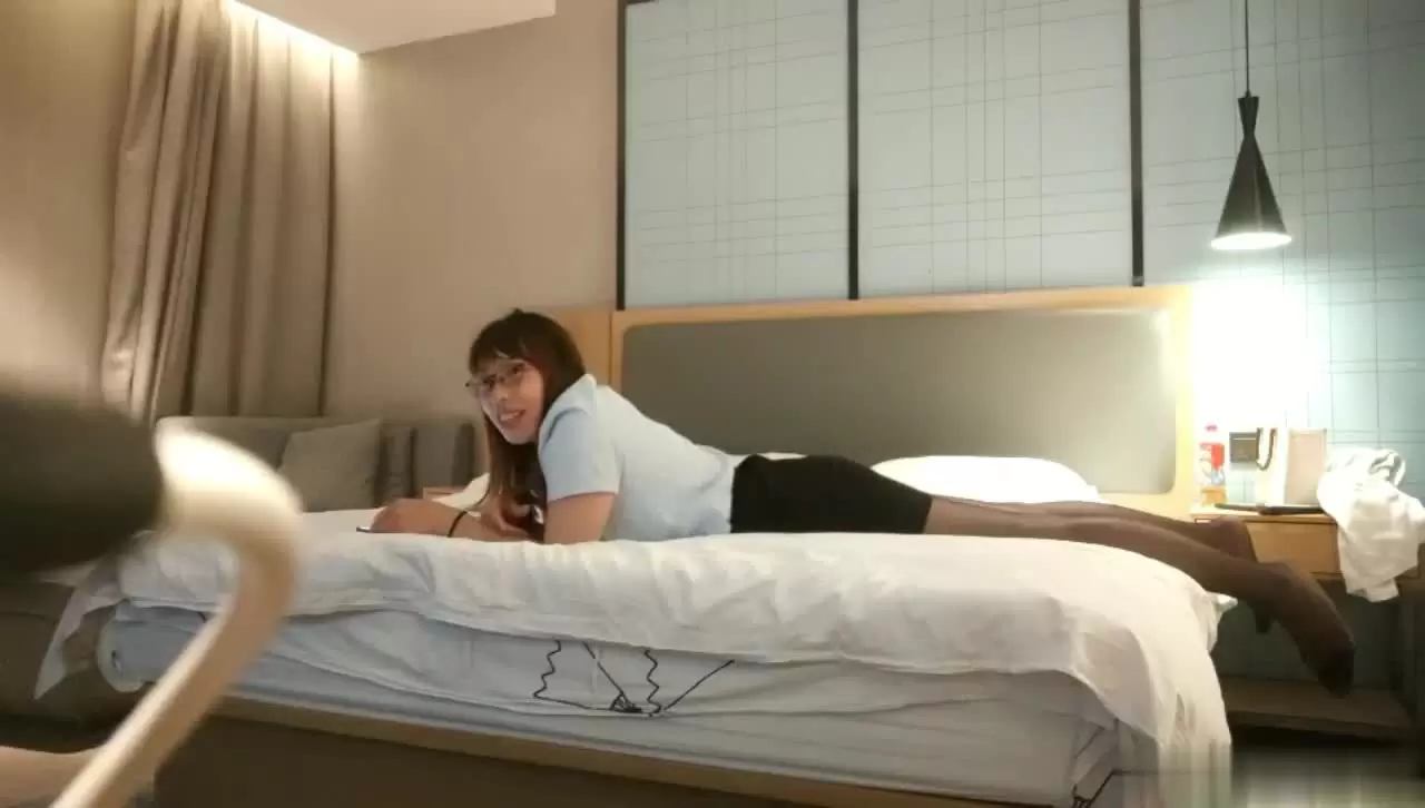 小智寻花-酒店约操眼镜骚女 肉感身材69姿势口交 张开双腿正入爆操