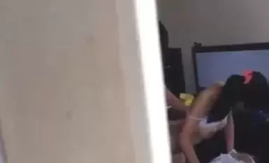 偷窥两学生在家偷吃禁果 动作和她们的脸一样青涩 貌似很难插入 兄弟都是这么过来的 对话清晰