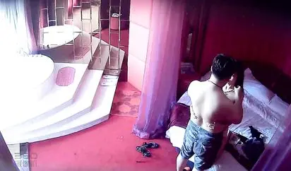 对白清晰情趣酒店TP小胖墩和身材高挑美女激情抱着美女去浴缸