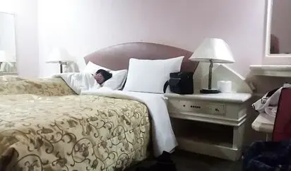 四眼仔高考成绩不错家里给了不少钱奖励 暑假拿着奖金和高中小女友去外地旅游