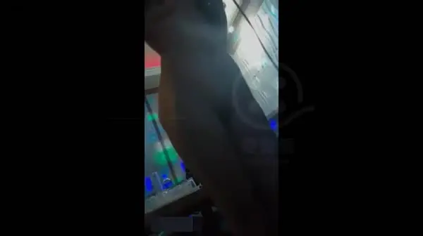 喝大了的妹子走错包房 不管三七二十一 非的给我秀上一段她的身材