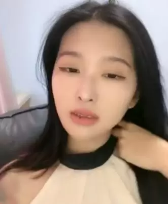 肉欲系新人性感美女 顶级大肥臀 翘起掰开给你看 杂乱多毛骚逼 镜头前揉搓舔奶