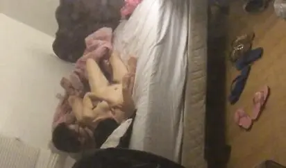 窗外偷窥隔壁眼镜室友和年轻貌美女朋友侧入式做爱怕被发现没敢看太久