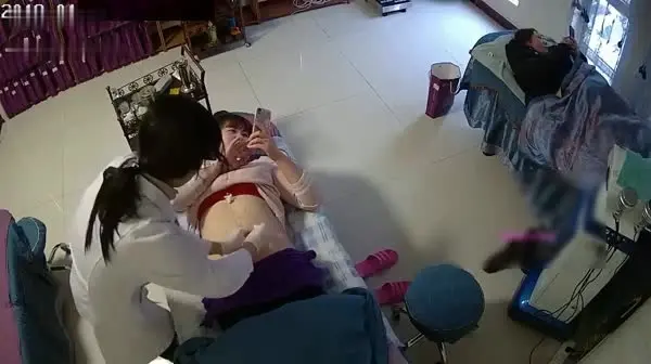 黑客破解网络摄像头偷窥最近很火的权建火疗馆两个来做火疗的少妇