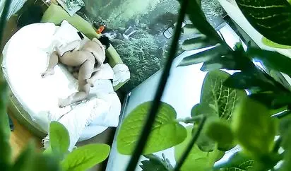 精品旅馆绿叶偷拍猥琐四眼仔把好友支走迫不及待和女友啪啪这女的貌似年纪比他大很多