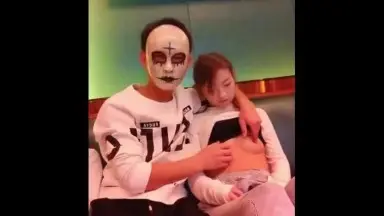 疯狂的00后《 KTV专业户》点了个外卖让妹子勾引外卖小哥一边唱K一边操逼
