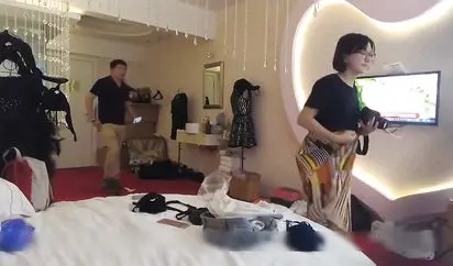 精品名门夜宴偷拍系列漂亮女模拍内衣广告被摄影师和女助手套路偷拍