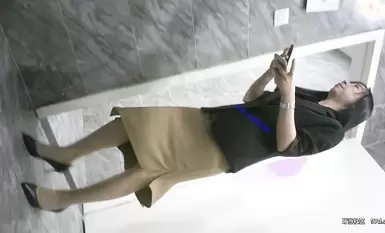 寫字樓女廁全景偷拍穿著防狼褲女主管的小黑鮑