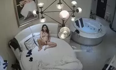 360监控偷拍 一脸猥琐的小伙和漂亮的女友情趣酒店开房啪啪